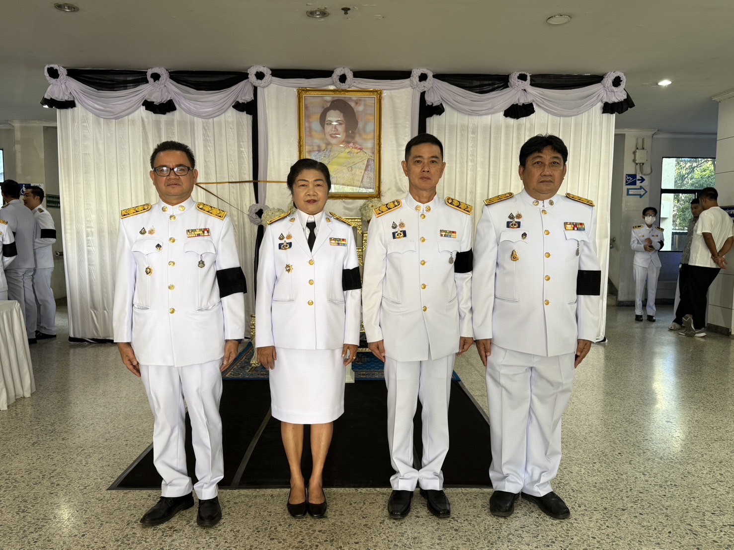 จังหวัดอ่างทองจัดพิธีถวายน้ำสรงพระบรมศพหน้าพระฉายาลักษณ์สมเด็จพระนางเจ้าสิริกิติ์ พระบรมราชินีนาถ พระบรมราชชนนีพันปีหลวง และลงนามแสดงความไว้อาลัย