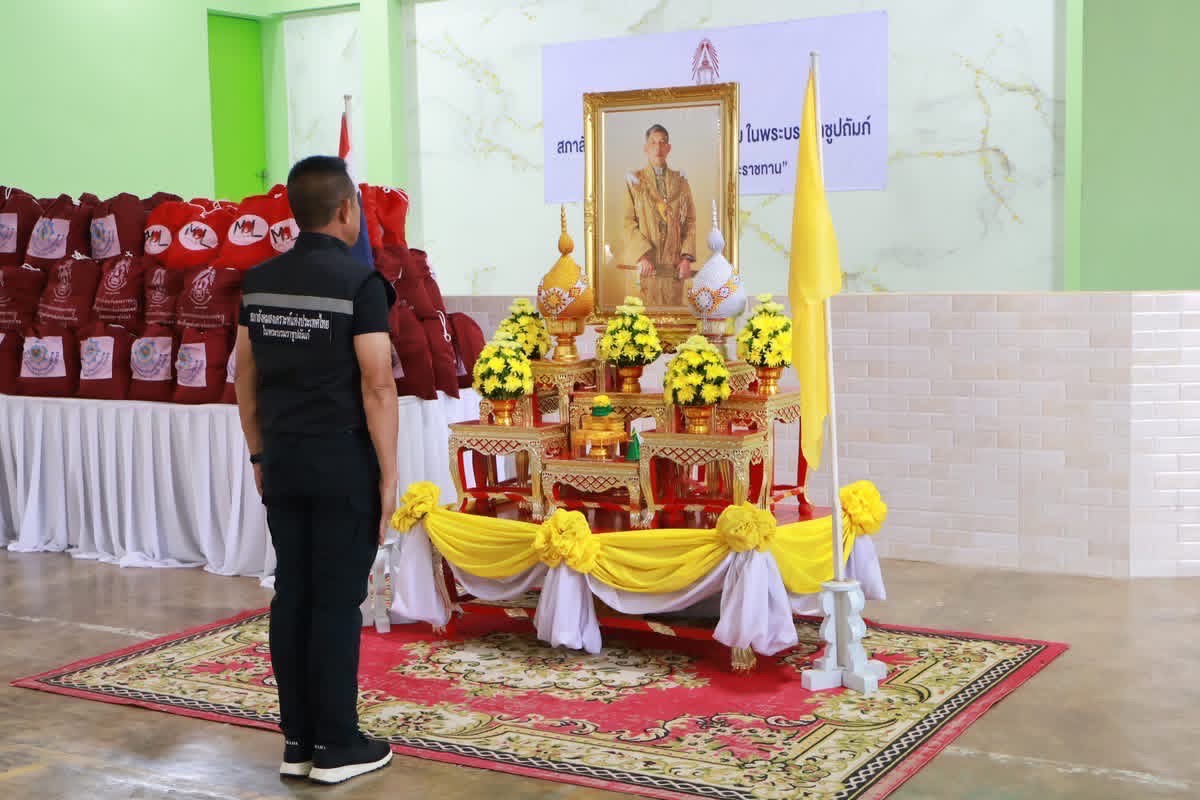 จังหวัดอ่างทอง มอบสิ่งของ ช่วยเหลือผู้ประสบอุทกภัย  