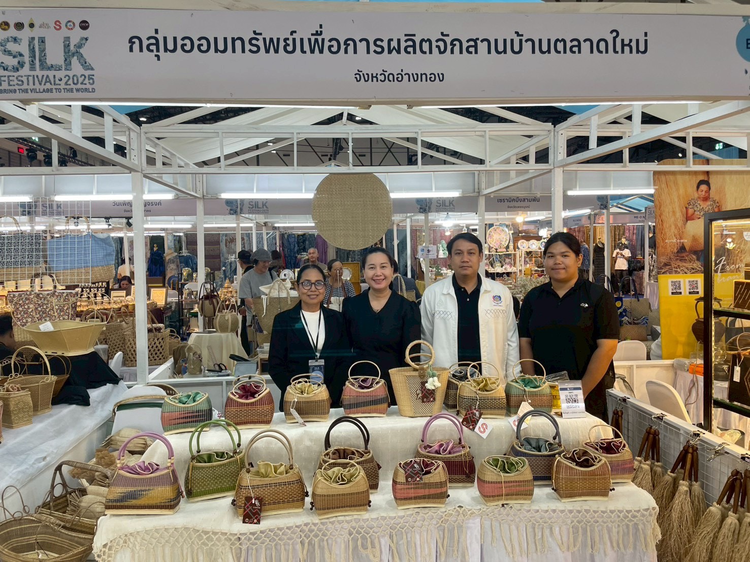 พช. อ่างทอง ร่วมงาน "Silk Festival 2025" มหกรรมงานคราฟต์และแฟชั่นผ้าไทยแห่งปี จัดยิ่งใหญ่ส่งท้ายปี พร้อมช้อป ชิม สินค้า OTOP และสินค้าพรีเมียมกว่า 200 ร้าน 