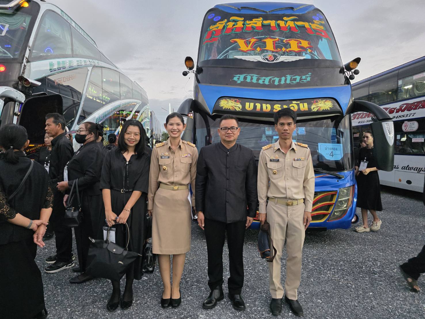 จังหวัดอ่างทอง ชุดแรกเดินทางเข้ากราบพระบรมศพ สมเด็จพระนางเจ้าสิริกิติ์ พระบรมราชินีนาถ พระบรมราชชนนีพันปีหลวง น้อมรำลึกในพระมหากรุณาธิคุณ  