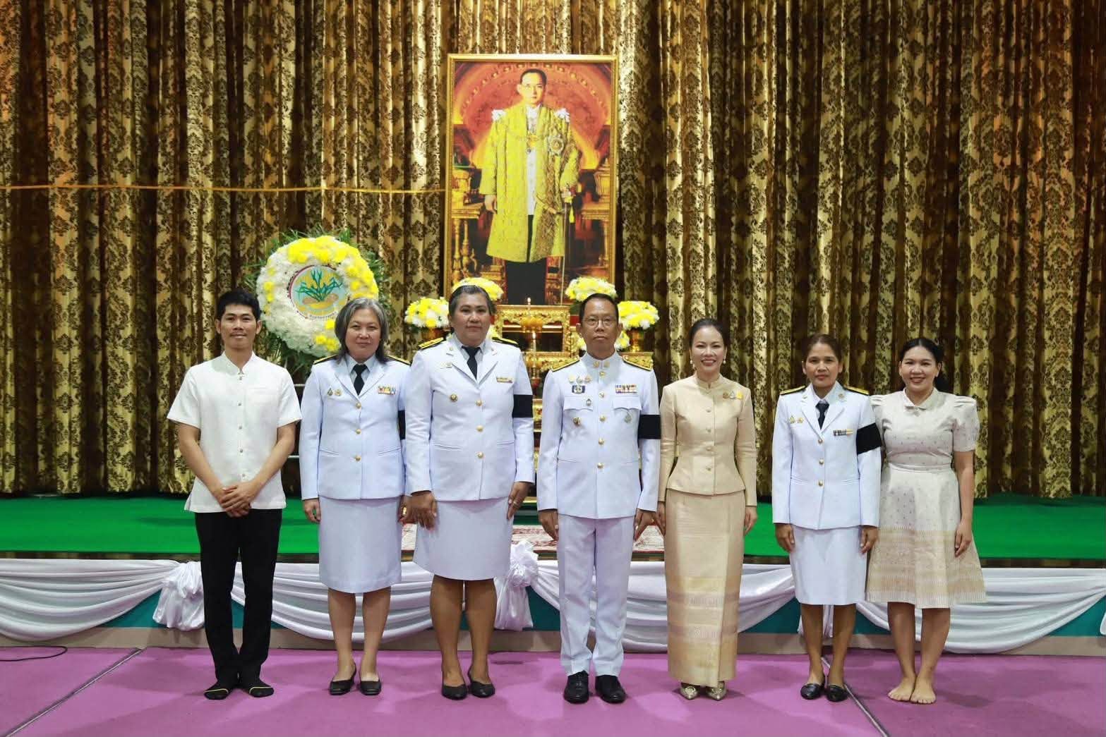 พช. อ่างทอง ร่วมพิธีทำบุญตักบาตรและวางพวงมาลา เนื่องใน “วันนวมินทรมหาราช” 13 ตุลาคม 2569