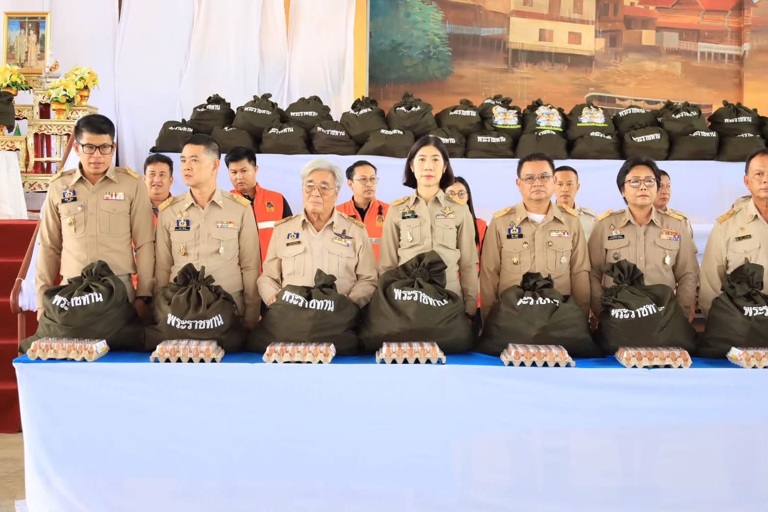 พช. อ่างทอง ร่วมเชิญถุงยังชีพพระราชทานมอบราษฎรผู้ประสบอุทกภัย ต.บางจัก อ.วิเศษชัยชาญ